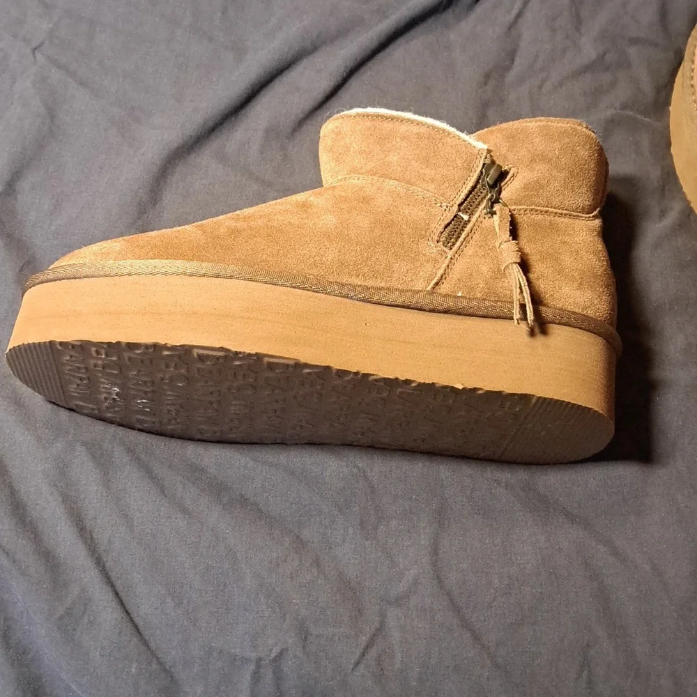 NWOT Bearpaw Women's Toni Zip Side Brown Platform Size 9 Boot